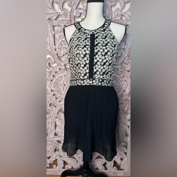 EUC Romeo + Juliet Couture Daisy Black and White Halter Dress Sz L - Picture 2 of 7